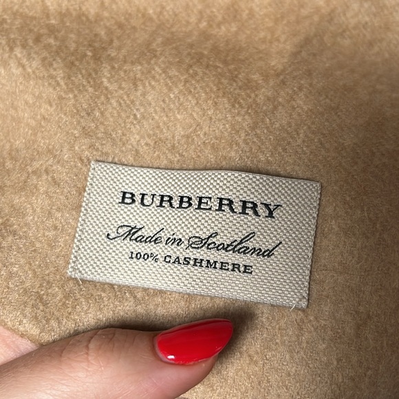 Burberry cashmere scarf Brand new with tags! - Picture 3 of 4